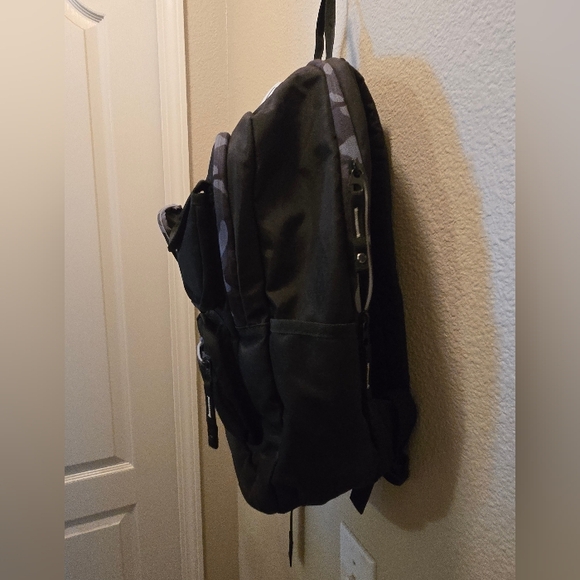 Backpack - Picture 4 of 7